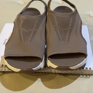 Sketchers Woman’s Sz. 9 Sandals
